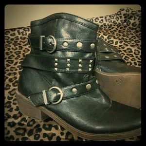 Super cute black booties!